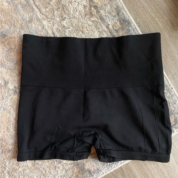 Black spandex shorts - Picture 1 of 3